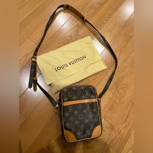 Louis Vuitton monogram canvas Danube vintage 100% authentic crossbody bag